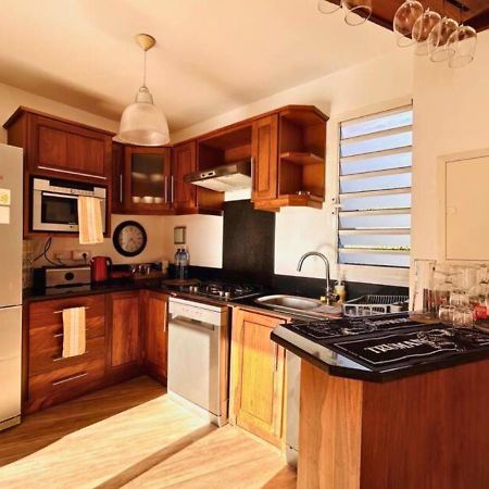 Scenic Riverfront 2 Bedroom Villa In Port Chambly Baie-du-Tombeau Luaran gambar